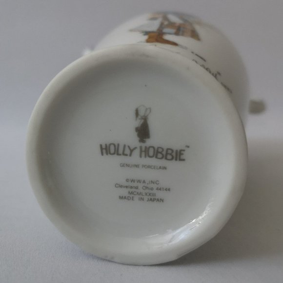 Vintage Holly Hobbie White Porcelain Bud Vase "Start Each Day in a Happy Way" - Picture 4 of 4